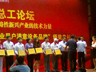 /></p><p>&nbsp;&nbsp;&nbsp;&nbsp;&nbsp;&nbsp;&nbsp; &nbsp;在日前由中國(guó)水網(wǎng)主辦的2012年度(第六屆)水業(yè)高級(jí)技術(shù)論壇——供水技術(shù)深度論壇上，《中國(guó)40個(gè)城市供水服務(wù)滿意度指數(shù)調(diào)查研究報(bào)告》(以下簡(jiǎn)稱《報(bào)告》)正式發(fā)布。</p><p><br/>　　中國(guó)水網(wǎng)在全國(guó)范圍內(nèi)篩選出供水服務(wù)水平業(yè)內(nèi)評(píng)價(jià)較高的40個(gè)城市，面向城市公眾開(kāi)展供水服務(wù)滿意度調(diào)查活動(dòng)，調(diào)查收到逾萬(wàn)份調(diào)查問(wèn)卷。此次《報(bào)告》借鑒國(guó)內(nèi)外顧客滿意度理論研究成果和測(cè)評(píng)方法，結(jié)合調(diào)查結(jié)果和中國(guó)供水行業(yè)的實(shí)際發(fā)展情況編制而成。</p><p><br/><strong>　　行業(yè)該做哪些改進(jìn)？<br/>　　供水服務(wù)行業(yè)較明顯的優(yōu)勢(shì)為供水穩(wěn)定性，需要改進(jìn)的首要指標(biāo)為供水水質(zhì)</strong></p><p><br/>　　中國(guó)水網(wǎng)副總經(jīng)理殷曉芳分析說(shuō)，低質(zhì)低價(jià)已經(jīng)成為行業(yè)痼疾；原水壓力和飲用水新標(biāo)準(zhǔn)執(zhí)行壓力大，使服務(wù)成本壓力迅速升高；社會(huì)溝通的不充分和企業(yè)經(jīng)營(yíng)的相對(duì)封閉，使公眾的誤解加??；服務(wù)績(jī)效管理工具的缺失和服務(wù)體制的落后，導(dǎo)致行業(yè)品牌整體失落。</p><p><br/>　　據(jù)了解，調(diào)查報(bào)告中的供水滿意度評(píng)價(jià)指標(biāo)體系以供水用戶滿意度指數(shù)為核心。通過(guò)對(duì)評(píng)測(cè)指標(biāo)的分析，殷曉芳對(duì)供水行業(yè)的優(yōu)勢(shì)和弱項(xiàng)進(jìn)行闡述:供水服務(wù)行業(yè)較為明顯的優(yōu)勢(shì)領(lǐng)域?yàn)楣┧€(wěn)定性。根據(jù)調(diào)查結(jié)果及分析，用戶認(rèn)為供水穩(wěn)定性的重要程度較高，且對(duì)水壓穩(wěn)定性、供水連續(xù)性、計(jì)劃停水和管道搶修及時(shí)性方面的滿意度評(píng)價(jià)較高。80％被調(diào)查者對(duì)供水穩(wěn)定性滿意，供水企業(yè)應(yīng)繼續(xù)保持這一優(yōu)勢(shì)。</p><p><br/>　　供水服務(wù)行業(yè)具有競(jìng)爭(zhēng)優(yōu)勢(shì)的是供水水價(jià)。此次調(diào)查結(jié)果表明，被調(diào)查者普遍認(rèn)為水價(jià)這一評(píng)測(cè)指標(biāo)較為重要，并且認(rèn)為目前的收費(fèi)價(jià)格和階梯水價(jià)的收費(fèi)方式均較為合理。在調(diào)查中，多數(shù)被調(diào)查者表示，在供水企業(yè)能夠提供優(yōu)質(zhì)服務(wù)的前提下，不會(huì)排斥上調(diào)水價(jià)和實(shí)施階梯收費(fèi)。</p><p><br/>　　“雖然2011年年底以來(lái)，全國(guó)范圍內(nèi)多個(gè)城市上調(diào)了水價(jià)或?qū)嵤╇A梯水價(jià)，引起公眾廣泛關(guān)注及爭(zhēng)議，但隨著對(duì)供水行業(yè)理性認(rèn)識(shí)的提升，公眾對(duì)水資源是商品的意識(shí)越來(lái)越強(qiáng)，對(duì)供水服務(wù)成本也開(kāi)始有所了解，因此漲價(jià)、改變收費(fèi)方式并沒(méi)有對(duì)供水水價(jià)的滿意度造成太大影響?！币髸苑颊f(shuō)。</p><p><br/>　　供水服務(wù)行業(yè)需要改進(jìn)的首要指標(biāo)是供水水質(zhì)。此次調(diào)查結(jié)果顯示，在供水服務(wù)用戶滿意度評(píng)價(jià)體系的7個(gè)二級(jí)評(píng)測(cè)指標(biāo)中，水質(zhì)是影響用戶滿意度的較重要因素，同時(shí)也是拉低用戶滿意度的首要因素。據(jù)了解，此次調(diào)查采用的象限法分析，表明供水水質(zhì)是其中位于重點(diǎn)改進(jìn)區(qū)的二級(jí)指標(biāo)，由此可見(jiàn)，提高供水行業(yè)服務(wù)水平的首要有效途徑就是提高供水水質(zhì)。</p><p><br/>　　殷曉芳表示，提高供水水質(zhì)要求是環(huán)球趨勢(shì)，也是經(jīng)濟(jì)發(fā)展后人民生活水平提高的必然結(jié)果。如何合理控制成本、整合資源、提高效率，成為供水企業(yè)面臨的挑戰(zhàn)，但另一方面，水質(zhì)標(biāo)準(zhǔn)的提高有利于供水市場(chǎng)良性發(fā)展，供水企業(yè)的升級(jí)改造以及對(duì)新建項(xiàng)目要求的提高也將為供水市場(chǎng)注入增長(zhǎng)動(dòng)力。</p><p><br/>　　供水服務(wù)行業(yè)的弱項(xiàng)為客戶溝通、企業(yè)整體形象。根據(jù)調(diào)查結(jié)果，供水企業(yè)與用戶的溝通行為在總體上被認(rèn)為是有欠缺的，尤其是在公眾宣傳和反饋渠道的充足性方面。很多被調(diào)查者都反映供水企業(yè)不夠公開(kāi)和透明，這與客戶溝通不足也有很大關(guān)系，這些都對(duì)供水企業(yè)的形象有所損害。</p><p><br/>　　殷曉芳指出，供水企業(yè)應(yīng)經(jīng)常性地組織宣傳用水常識(shí)、企業(yè)社會(huì)活動(dòng)，提高企業(yè)新增積極措施的知名度，提升反饋渠道使用率，進(jìn)一步推廣咨詢熱線和客服中心，提高企業(yè)透明度，改善企業(yè)形象，從而提高供水服務(wù)用戶滿意度。</p><p><br/><strong>　　哪些城市滿意度較高？<br/>　　40城市供水服務(wù)滿意度指數(shù)廣州、南昌、上海位列前三</strong></p><p><br/>　　據(jù)介紹，按照指標(biāo)評(píng)價(jià)體系和滿意度指數(shù)的合成方法，分別計(jì)算得到全國(guó)40個(gè)城市的供水總體服務(wù)滿意度指數(shù)。計(jì)算結(jié)果顯示，廣州以77.99分位居首先，南昌、上海分列第二、三位，排在第四到第十位的依次是濟(jì)南、無(wú)錫、北京、江陰、常熟、杭州、珠海。</p><p><br/>　　據(jù)了解，在供水、電力、電信、燃?xì)馑拇蠊卜?wù)行業(yè)中，供水服務(wù)滿意度指數(shù)僅略低于電力行業(yè)，排在第二位。</p><p><br/>　　殷曉芳總結(jié)，<a href=http://dgyingyuan.com>供水服務(wù)</a>的可持續(xù)發(fā)展是一項(xiàng)長(zhǎng)期、系統(tǒng)的工作，建立一套優(yōu)質(zhì)優(yōu)價(jià)的服務(wù)體系還會(huì)面對(duì)很多困難，但只要供水企業(yè)愿意擔(dān)當(dāng)，愿意在建立優(yōu)質(zhì)優(yōu)價(jià)供水服務(wù)體系的道路上先行先試，就能不斷提升綜合服務(wù)水平，樹(shù)立服務(wù)標(biāo)桿，促進(jìn)行業(yè)績(jī)效體系的建立。</p><p style=text-align:center;><br/><strong>表1&nbsp;&nbsp; 全國(guó)40個(gè)城市供水總體服務(wù)滿意度指數(shù)(加權(quán)計(jì)算)</strong></p><p style=text-align:center;><strong><img style=BORDER-RIGHT-WIDTH: 0px; BORDER-TOP-WIDTH: 0px; BORDER-BOTTOM-WIDTH: 0px; BORDER-LEFT-WIDTH: 0px alt=