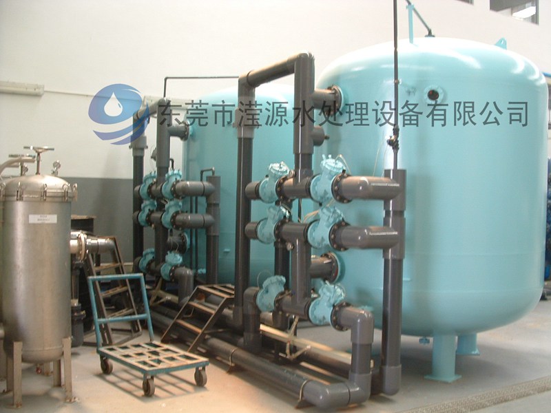  width=580 height=460 /><br /></div><div>應(yīng)用范圍：系列全自動(dòng)軟水器：可廣泛應(yīng)用于蒸汽鍋爐、熱水鍋爐、交換器、蒸發(fā)冷凝器、空調(diào)、直燃機(jī)等系統(tǒng)的補(bǔ)給水的軟化。還可用于賓館、飯店、寫字樓、公寓、家居等生活用水的處理及食品、飲料、釀酒、工業(yè)鍋爐、熱交換器、空調(diào)、洗衣、印染、化工、醫(yī)藥、沐浴設(shè)備及食品、制藥、電子等行業(yè)的軟化水處理</div><div><br /></div><div>全自動(dòng)軟化水是將軟化器運(yùn)行及再生的每一個(gè)步驟實(shí)現(xiàn)軟水自動(dòng)控制，并采用時(shí)間、流量或其它感應(yīng)器等方式來啟動(dòng)再生。全自動(dòng)軟水器裝置的基本構(gòu)成為：FLECK或Autotrol多路控制閥、樹脂罐（含001＊7樹脂）、鹽箱及管路系統(tǒng)。軟水機(jī)除去水中過多的鈣鎂離子，通過離子交換的方式，達(dá)到除垢的目的。</div></div>
						<div   id=
